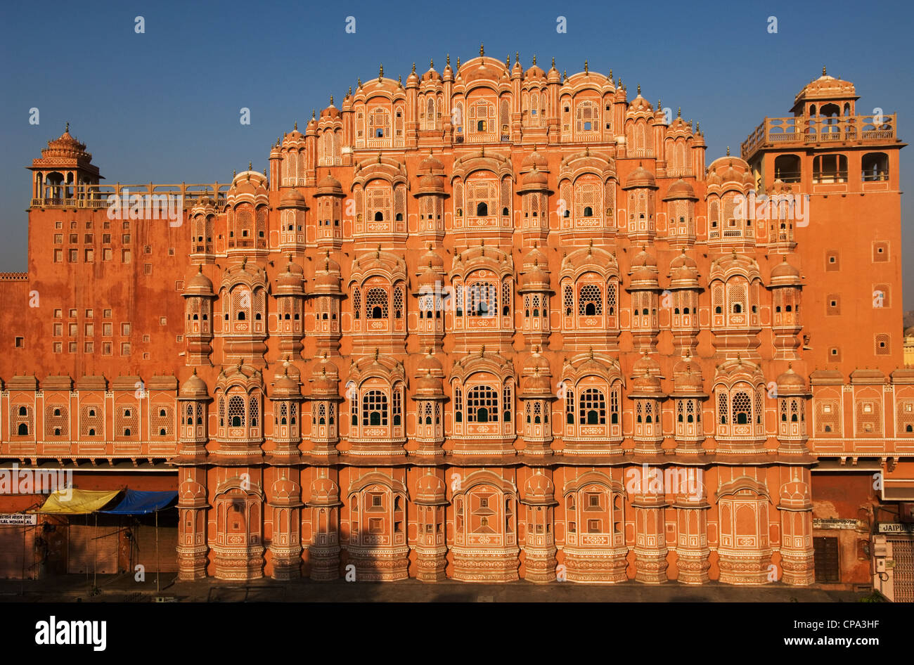 Facciata di osservazione del Jawa Mahal (palazzo dei venti), da dove hareems di donne osservate il mondo esterno dal nascondiglio dietro ornati in windows, Jaipur, Rajasthan, India Foto Stock