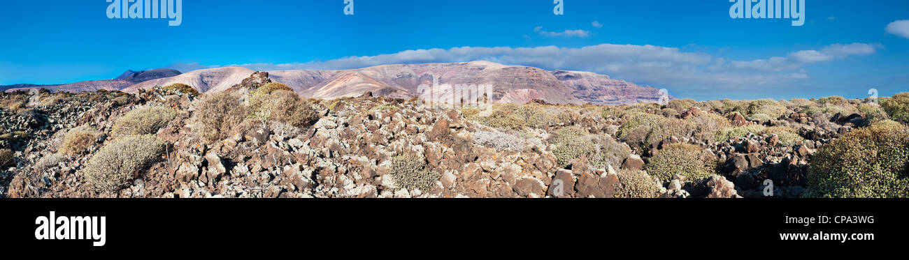 Panorama dal Malpais (badland) de la corona verso la scogliera di Famara. nei pressi di Orzola, Lanzarote, Isole Canarie, Spagna Foto Stock