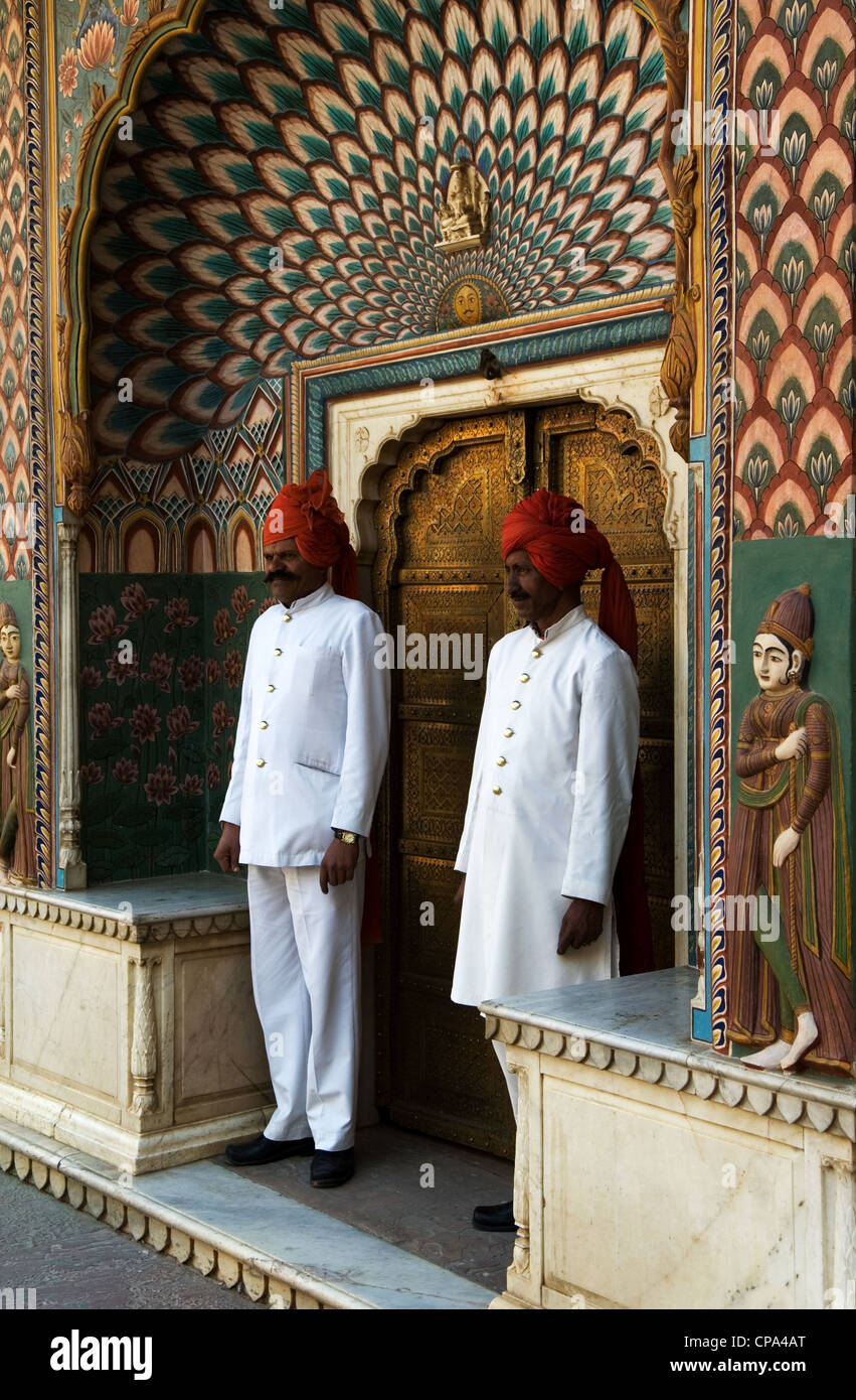 Il palazzo della città, con i suoi dipinti ornano le pareti e i complementi, Jaipur, Rajasthan, India Foto Stock