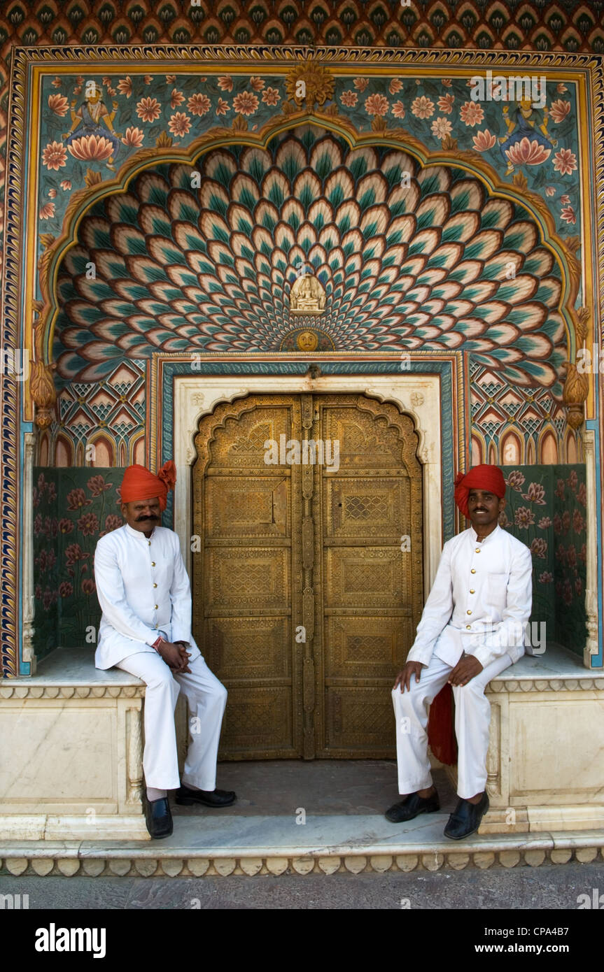 Il palazzo della città, con i suoi dipinti ornano le pareti e i complementi, Jaipur, Rajasthan, India Foto Stock