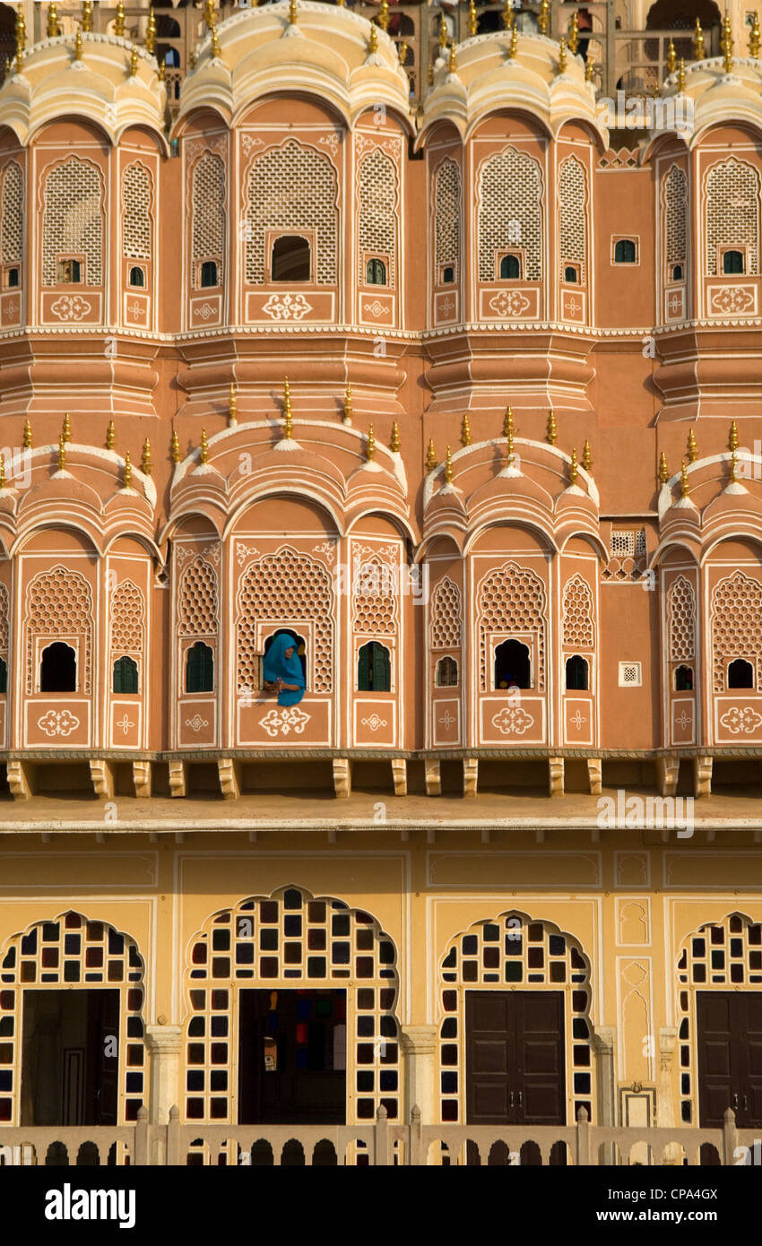 Facciata di osservazione del Jawa Mahal (palazzo dei venti), da dove hareems di donne osservate il mondo esterno dal nascondiglio dietro ornati in windows, Jaipur, Rajasthan, India Foto Stock