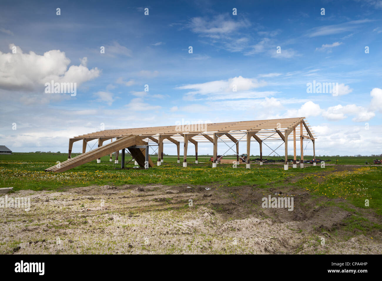 Costruzione di una casa in legno nel centro del campo Foto Stock