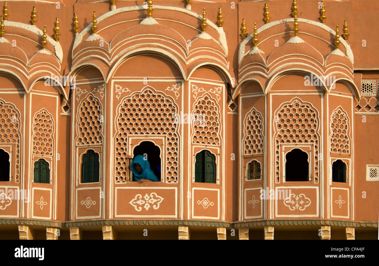 Facciata di osservazione del Jawa Mahal (palazzo dei venti), da dove hareems di donne osservate il mondo esterno dal nascondiglio dietro ornati in windows, Jaipur, Rajasthan, India Foto Stock