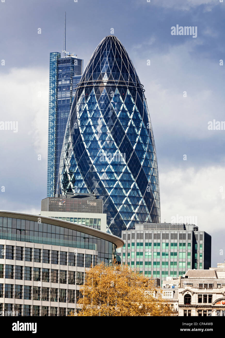 Lo skyline di Londra con 30 St Mary Axe meglio conosciuto come il Gherkin, Londra, Inghilterra. Foto Stock