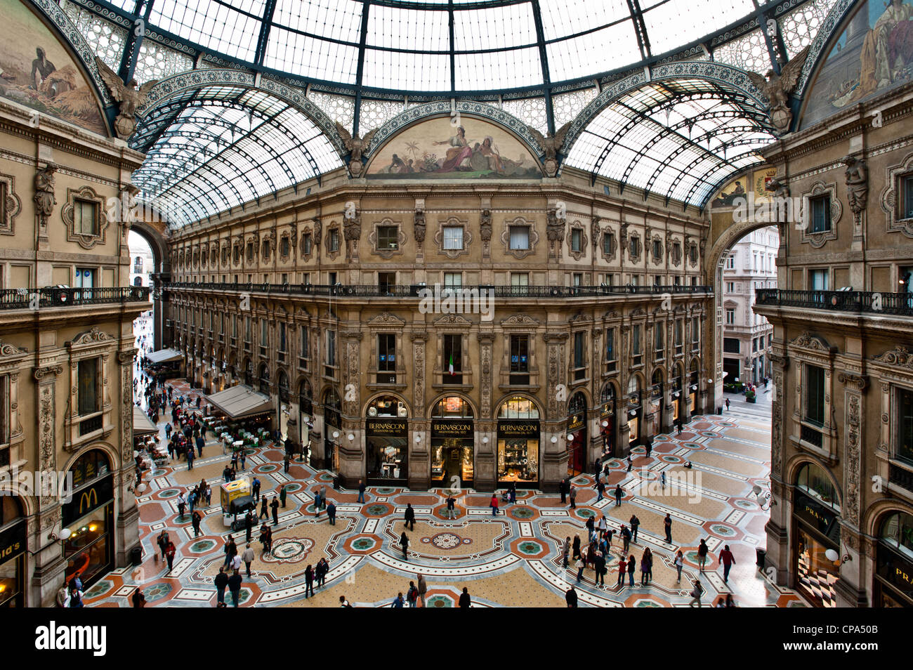 Unica vista in elevazione della Galleria Vittorio Emanuele II a Milano il 2 maggio 2012. È per l'Italia una delle più famose aree per lo shopping. Foto Stock