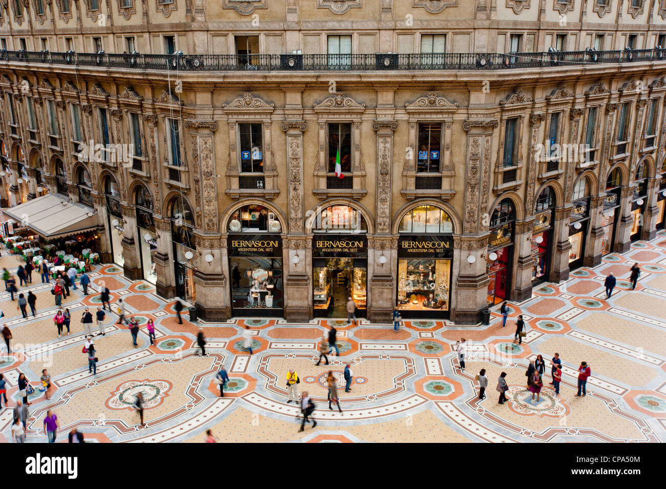 Unica vista in elevazione della Galleria Vittorio Emanuele II a Milano il 2 maggio 2012. È per l'Italia una delle più famose aree per lo shopping. Foto Stock