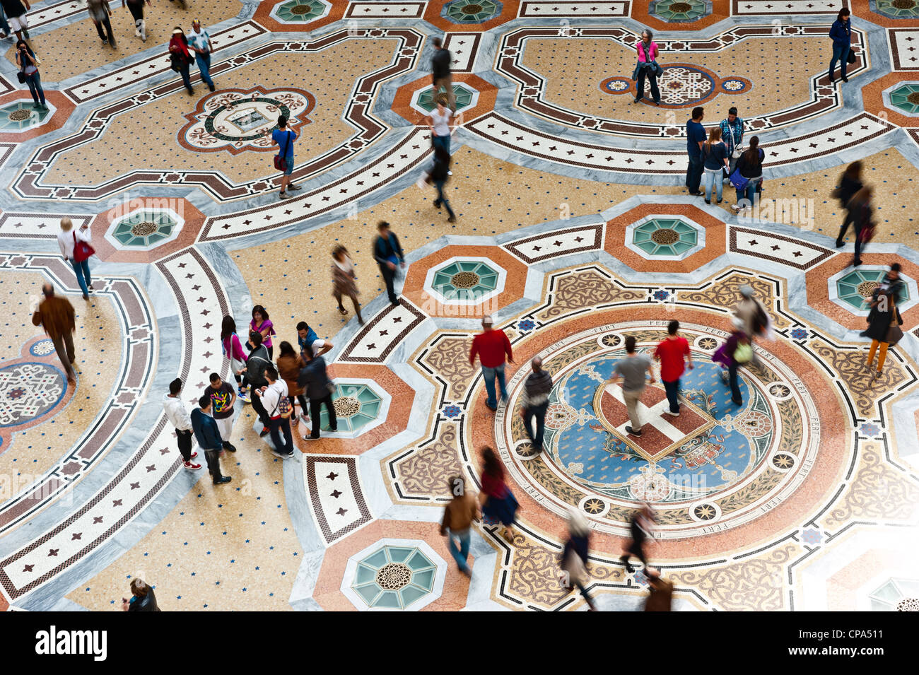 Unica vista in elevazione della Galleria Vittorio Emanuele II a Milano il 2 maggio 2012. È per l'Italia una delle più famose aree per lo shopping. Foto Stock