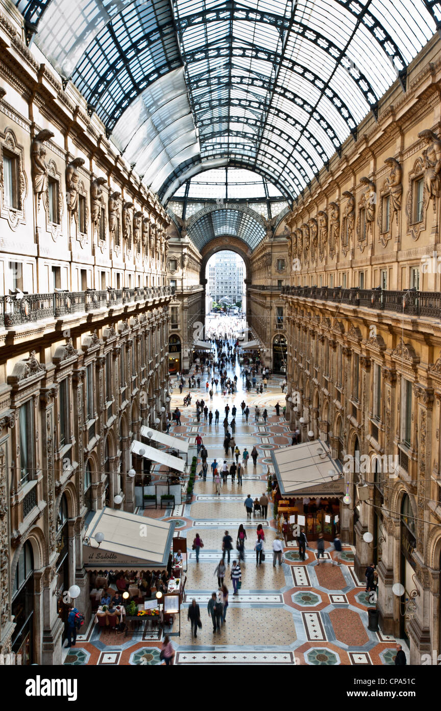 Unica vista in elevazione della Galleria Vittorio Emanuele II a Milano il 2 maggio 2012. È per l'Italia una delle più famose aree per lo shopping. Foto Stock