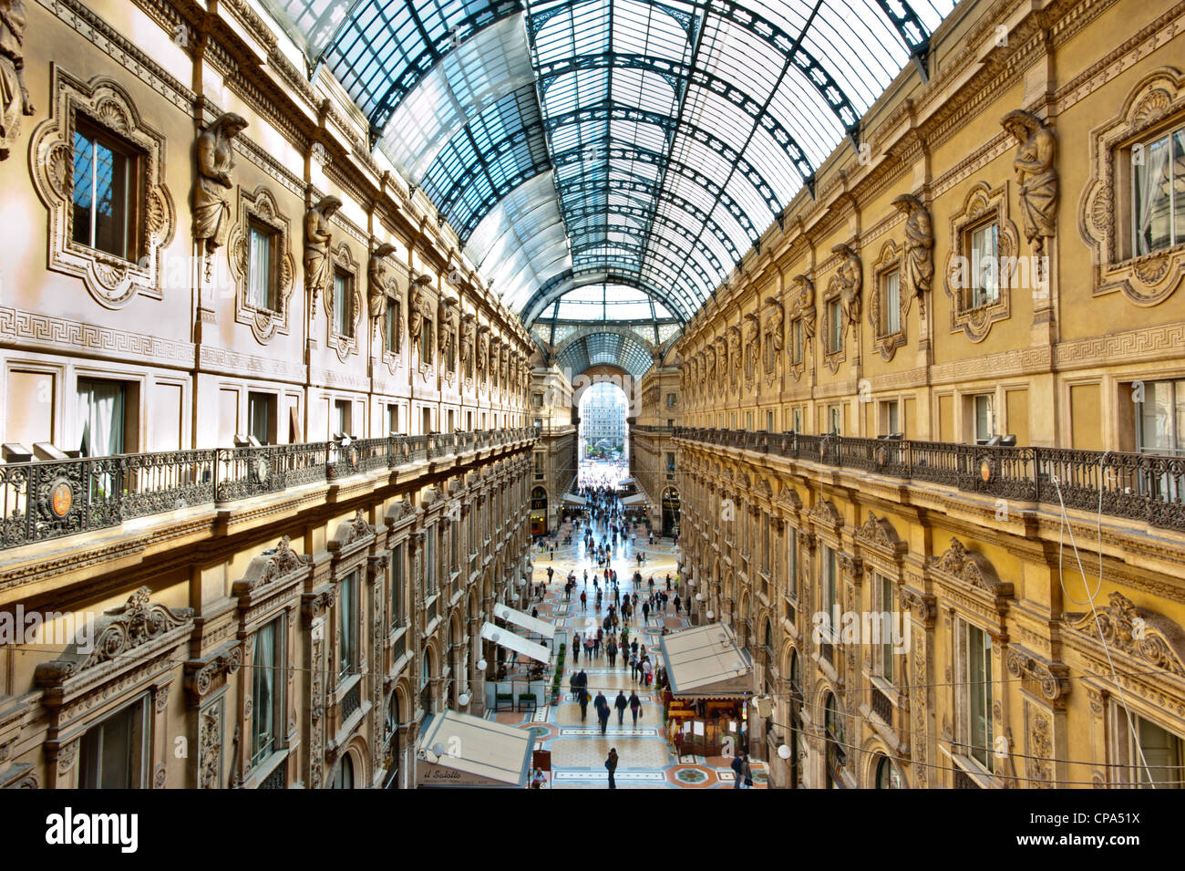 Unica vista in elevazione della Galleria Vittorio Emanuele II a Milano il 2 maggio 2012. È per l'Italia una delle più famose aree per lo shopping. Foto Stock