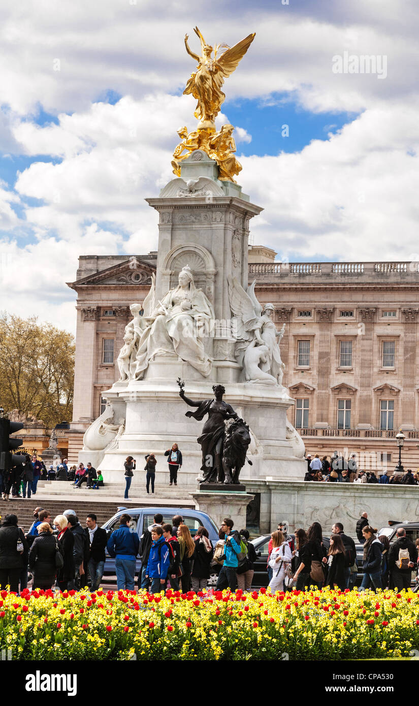 Una folla di persone raccolte sulla Queen Victoria Memorial, il centro commerciale di Londra, Inghilterra Foto Stock