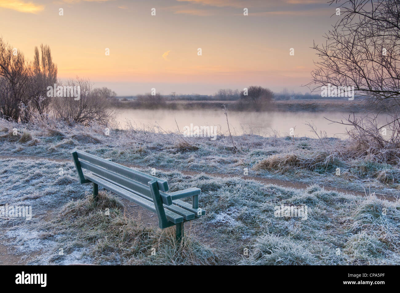 Frosty panchina Attenborough Riserva Naturale vicino al fiume Trento Foto Stock