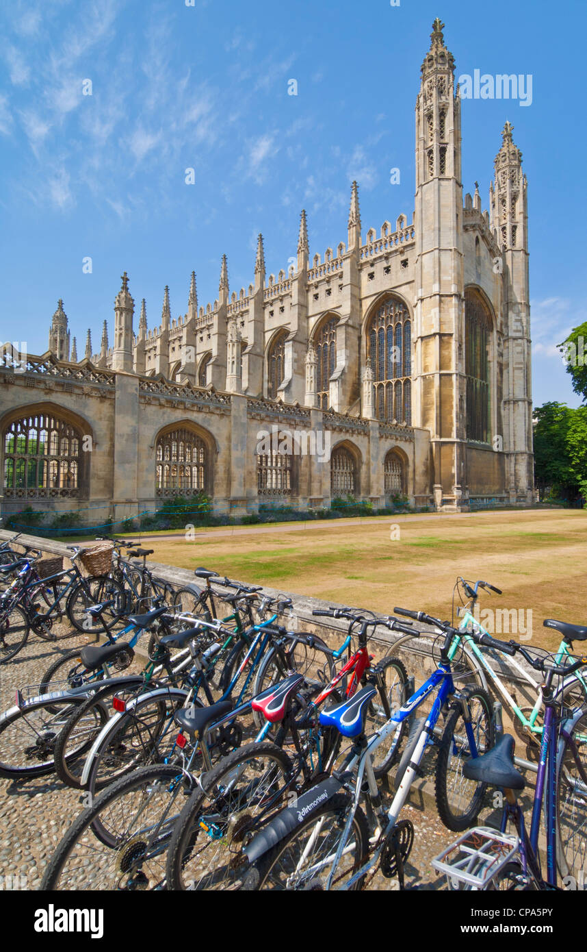 Le biciclette parcheggiate fuori Kings College Chapel edificio Cambridgeshire Cambridge Inghilterra GB UK EU Europe Foto Stock