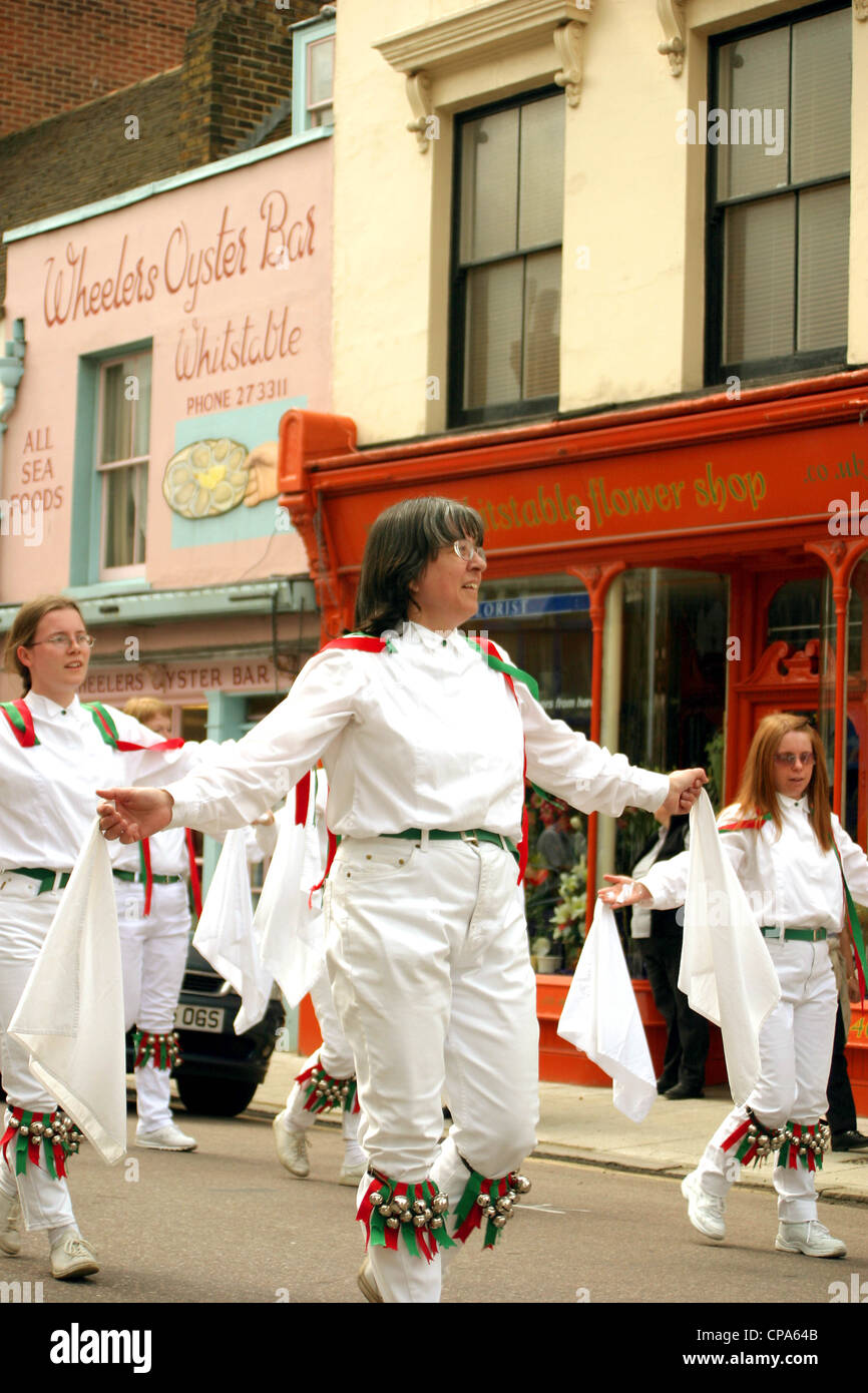 Morris dancing, Whitstable giorno di maggio celebrazioni, Kent, England, Regno Unito Foto Stock