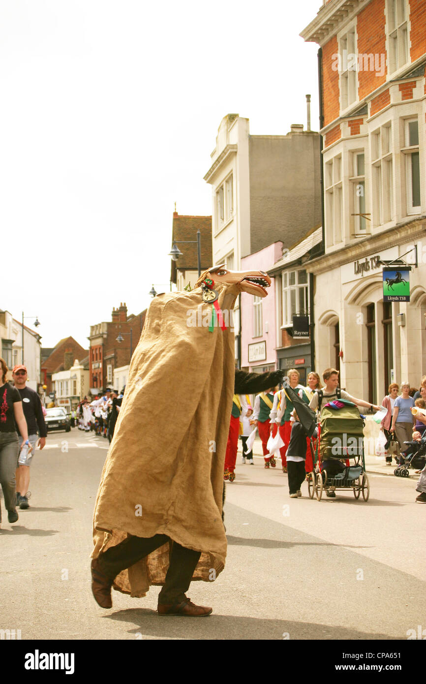 Morris dancing, Whitstable giorno di maggio celebrazioni, Kent, England, Regno Unito Foto Stock