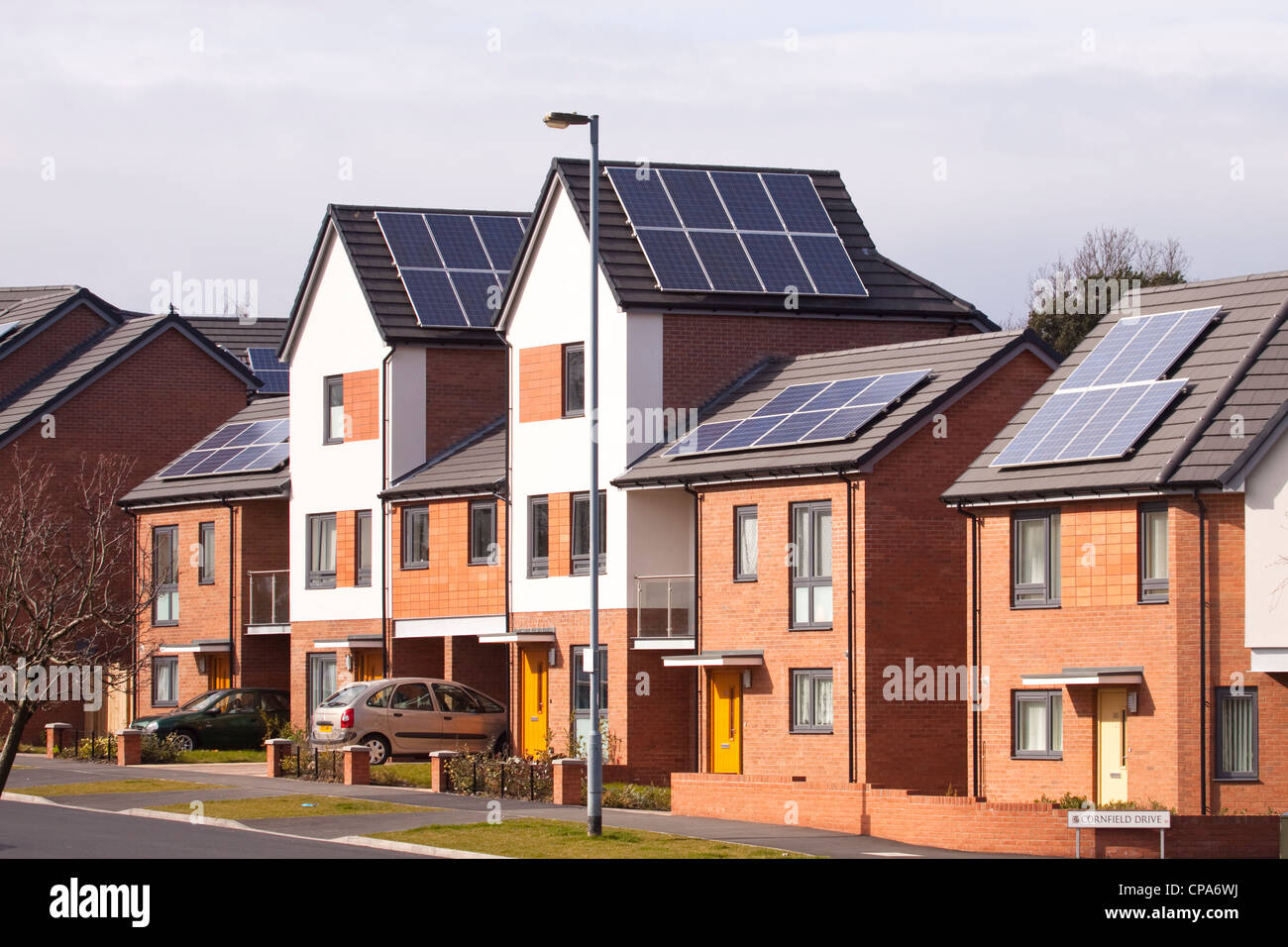 Nuovo alloggiamento con pannelli solari fotovoltaici sistemi sul tetto, Birmingham, Inghilterra, Regno Unito Foto Stock