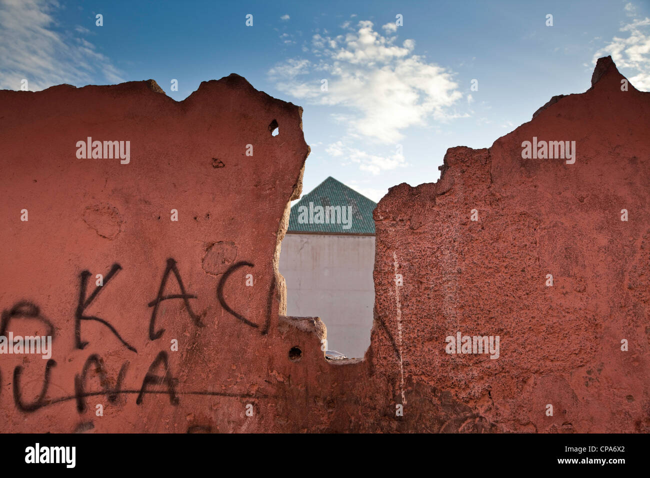 Vecchio rotto la parete della città di Marrakech con Graffiti Foto Stock