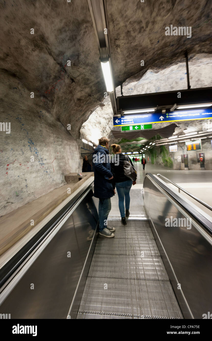 Coppia adolescenti a una stazione della metropolitana Foto Stock