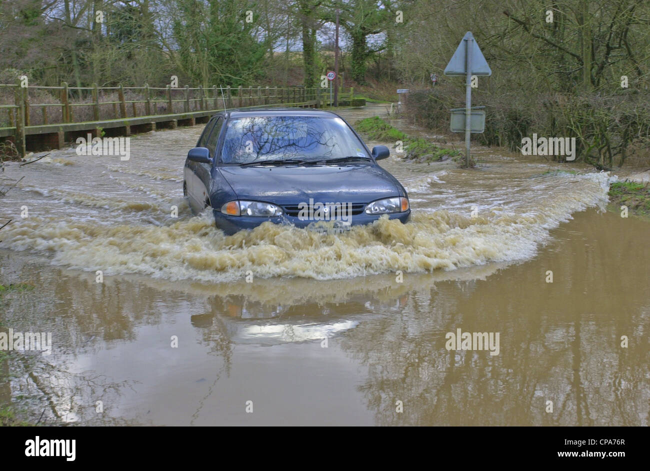 Veicoli che passano attraverso le inondazioni nel Sussex Foto Stock