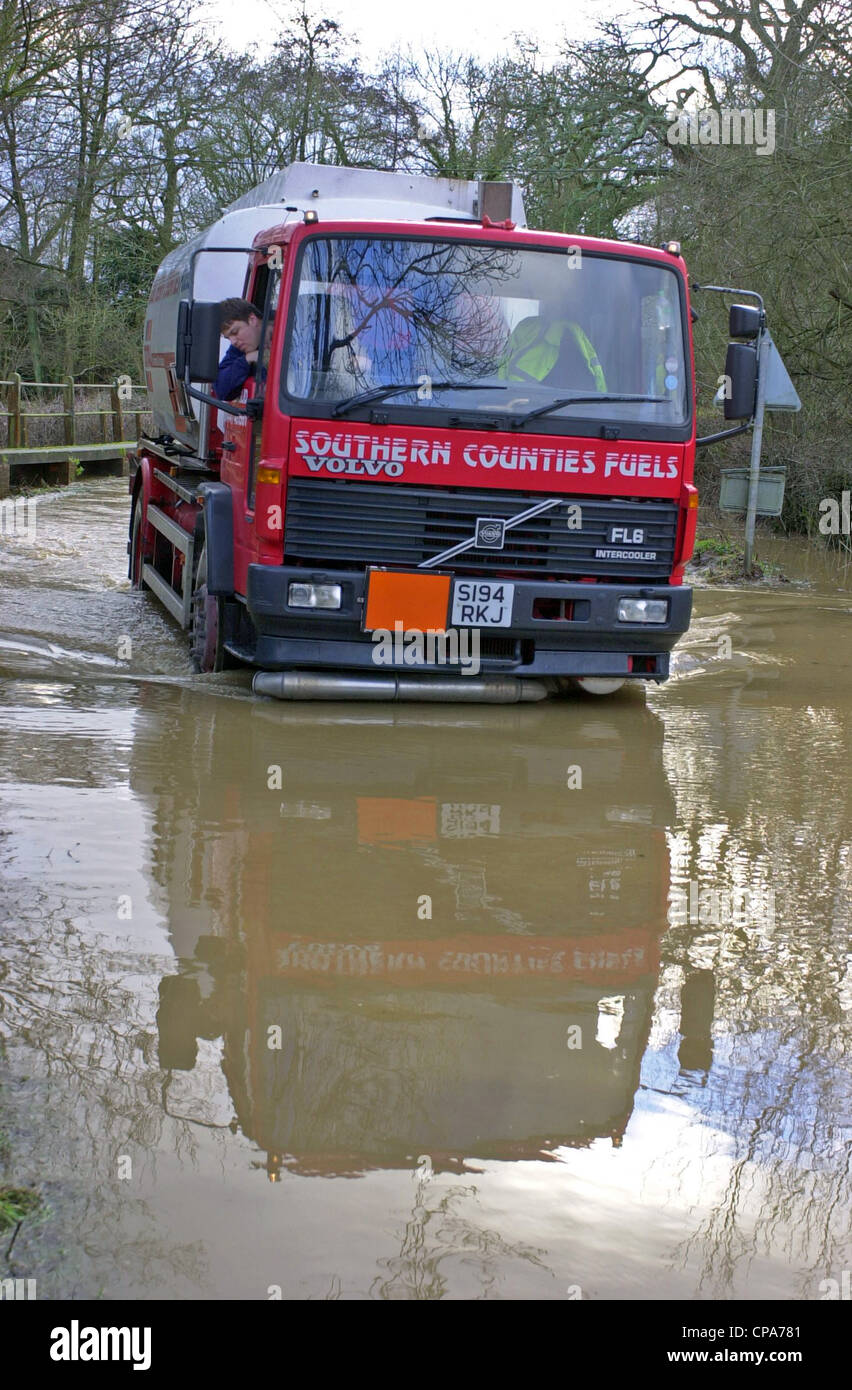 Veicoli che passano attraverso le inondazioni nel Sussex Foto Stock