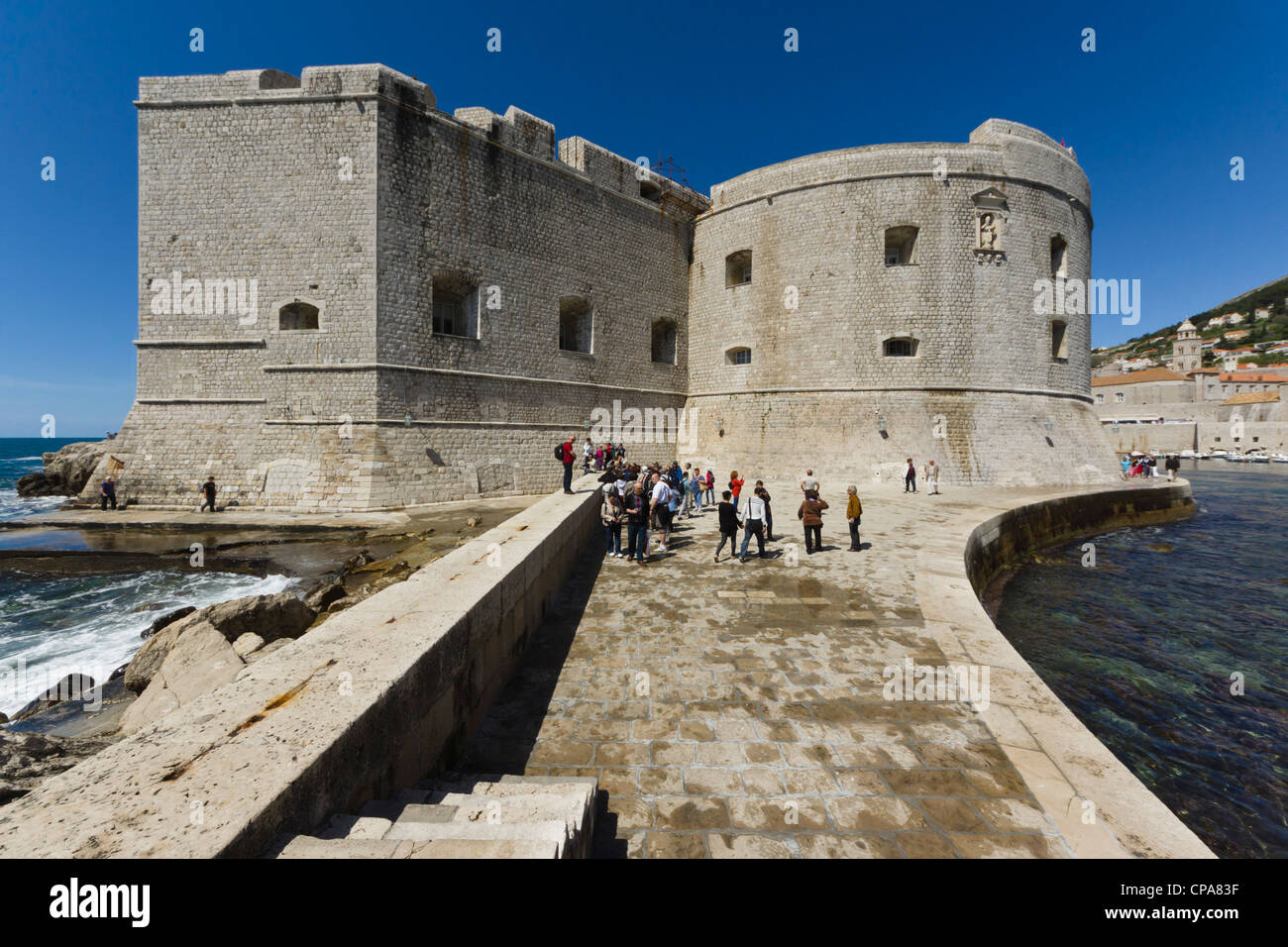 Dubrovnik, Croazia - le mura e fortificazioni visto dal molo del porto. San Giovanni Rocca. Foto Stock