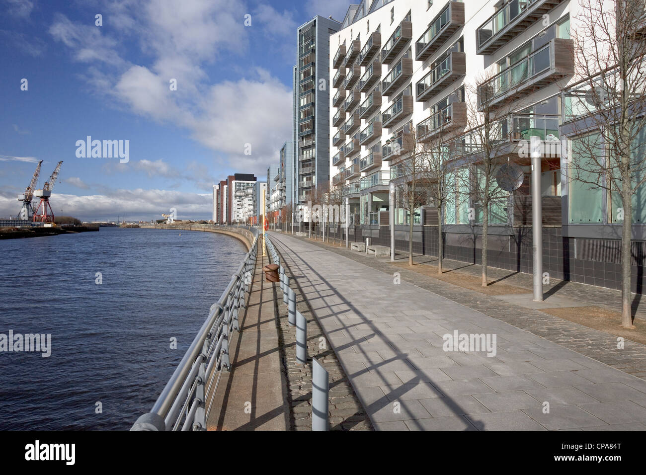 Nuova costruzione di case e appartamenti a lato del fiume Clyde, costruita sul sito di un antico cantiere navale, Partick, Glasgow, Foto Stock