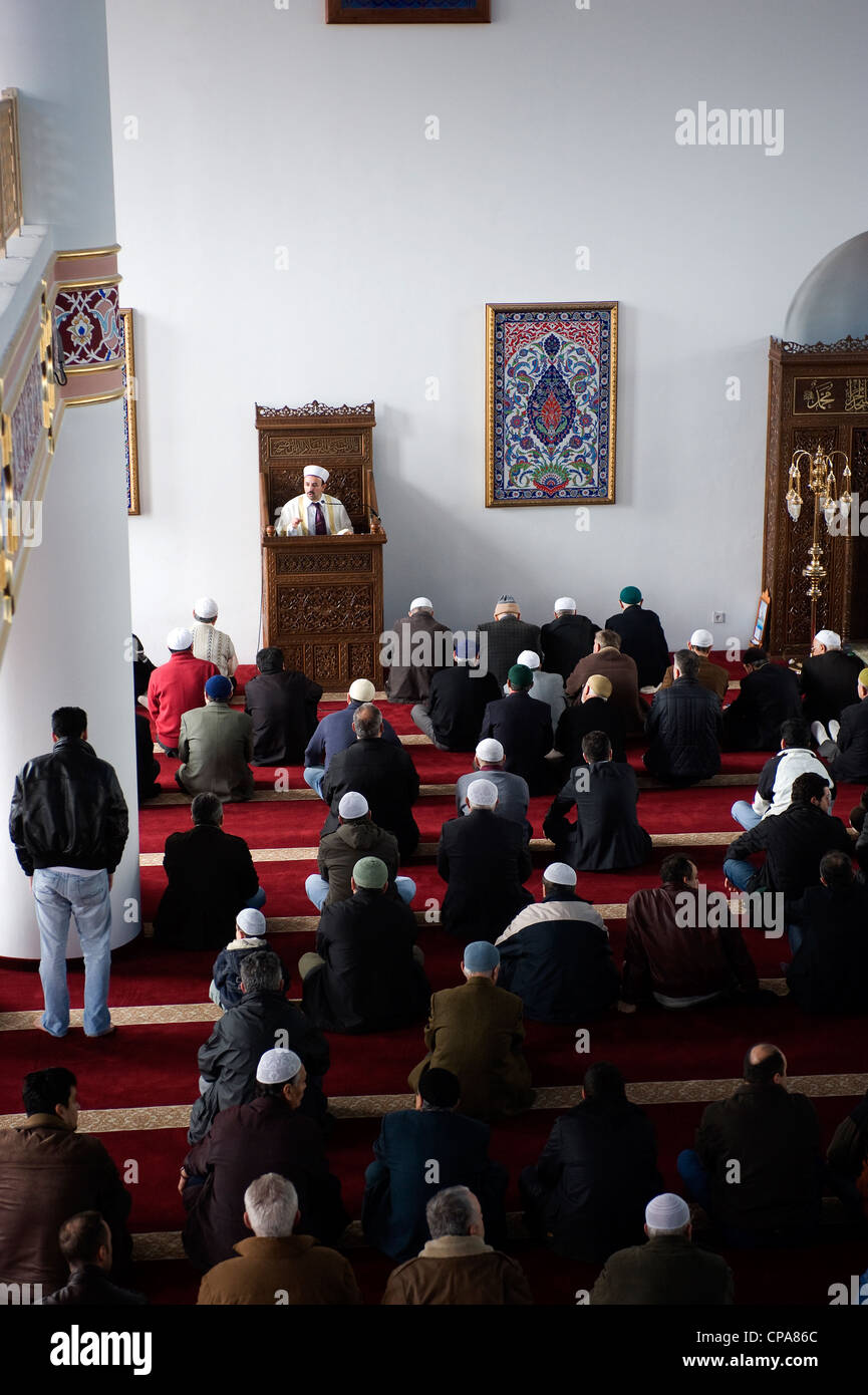 La preghiera del Venerdì nella moschea Ditib-Merkez, Duisburg, Germania Foto Stock
