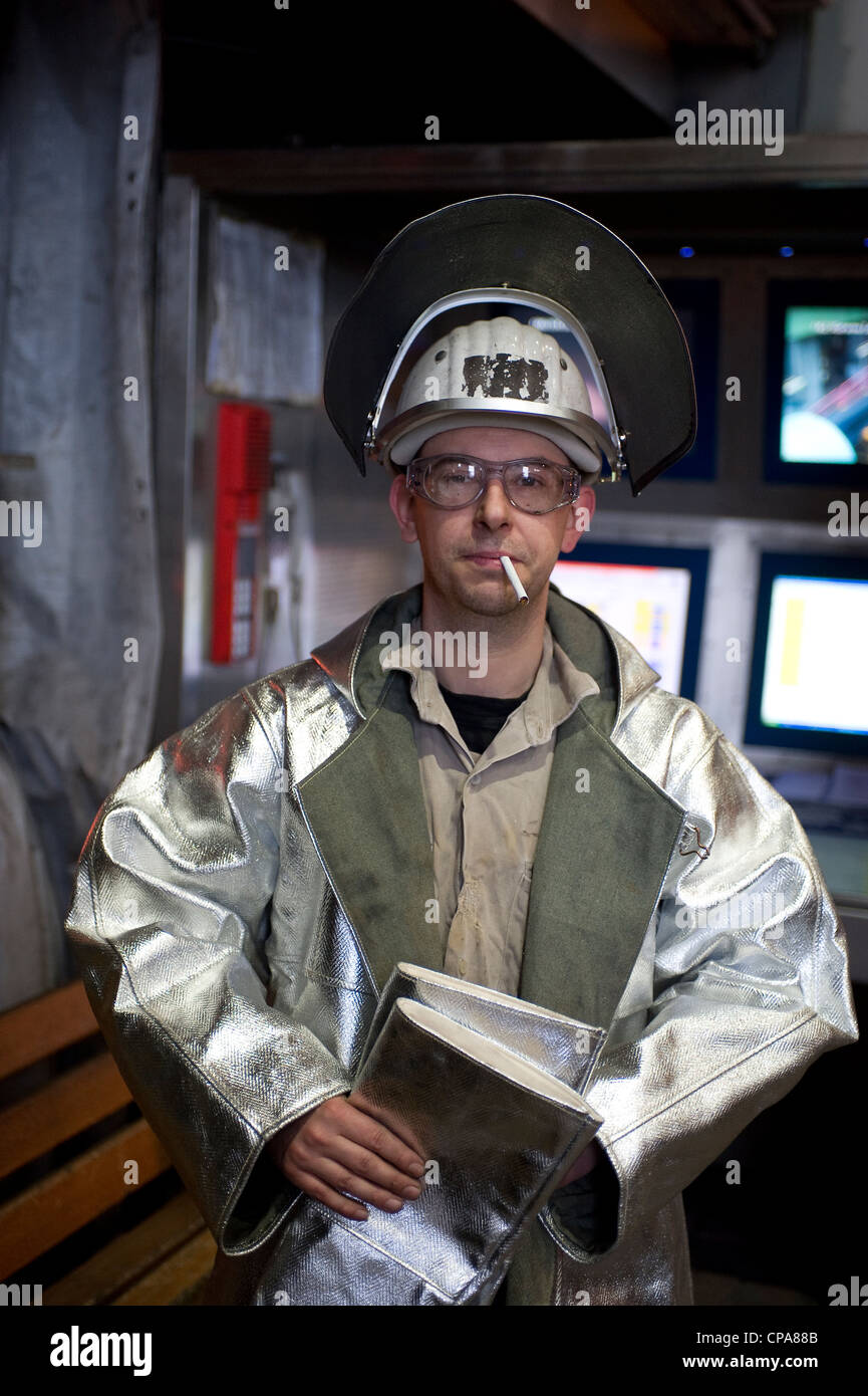 Un lavoratore a ThyssenKrupp Steel AG in abbigliamento protettivo, Duisburg, Germania Foto Stock
