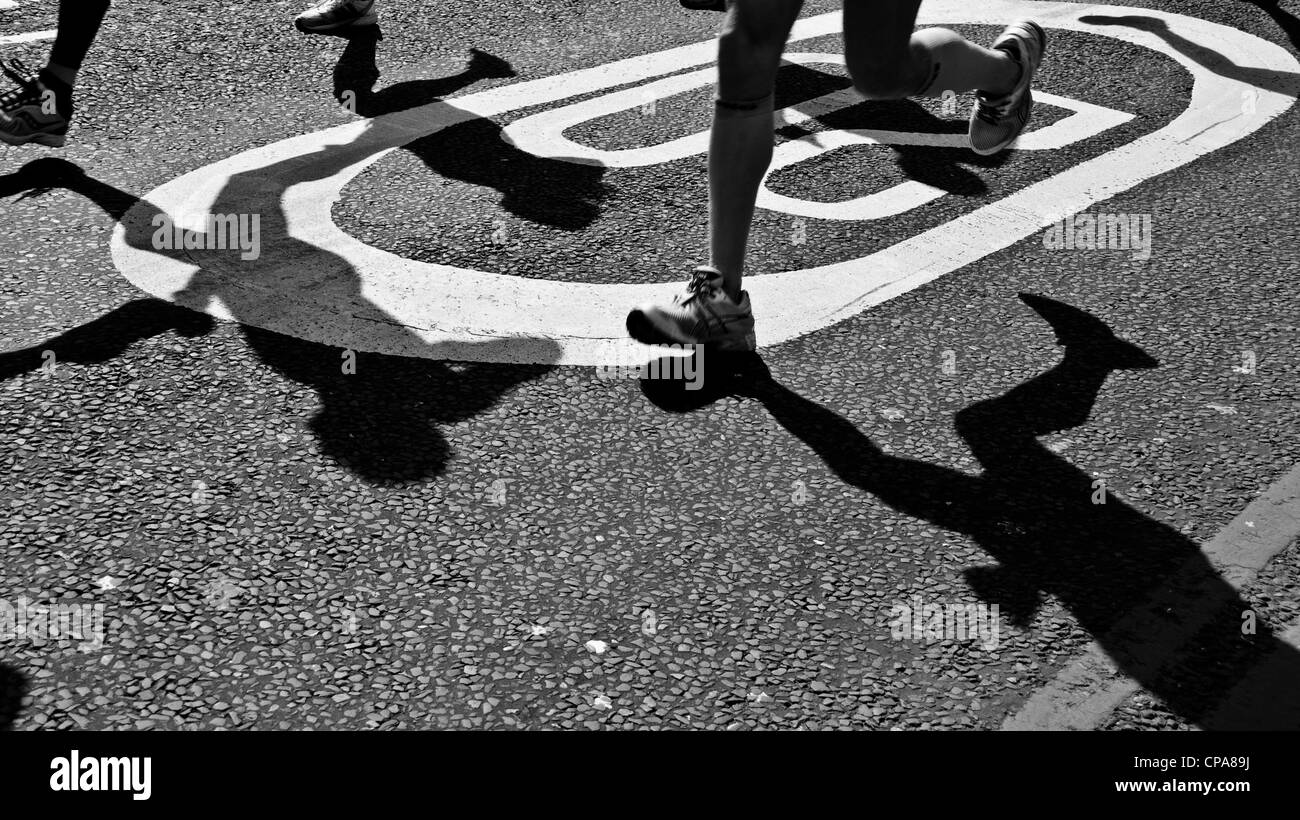 Maratona di Londra 2012 esecuzione di sfocatura del movimento Foto Stock