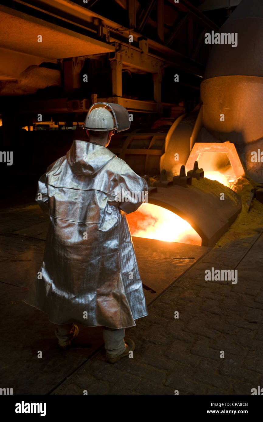 Un lavoratore presso il nuovo altoforno 8 presso la ThyssenKrupp Steel AG, Duisburg, Germania Foto Stock