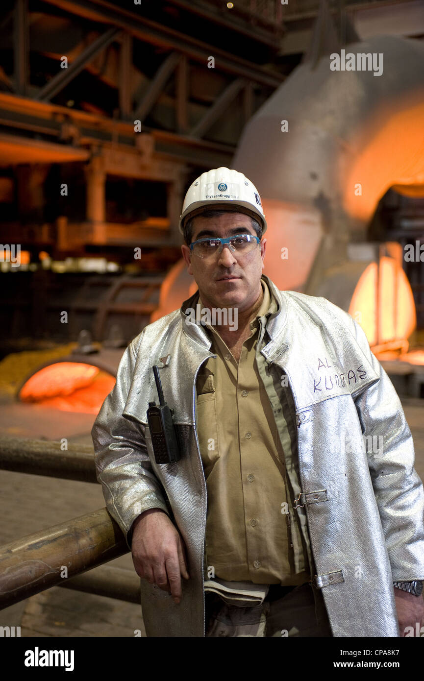 Un lavoratore a ThyssenKrupp Steel AG in abbigliamento protettivo, Duisburg, Germania Foto Stock