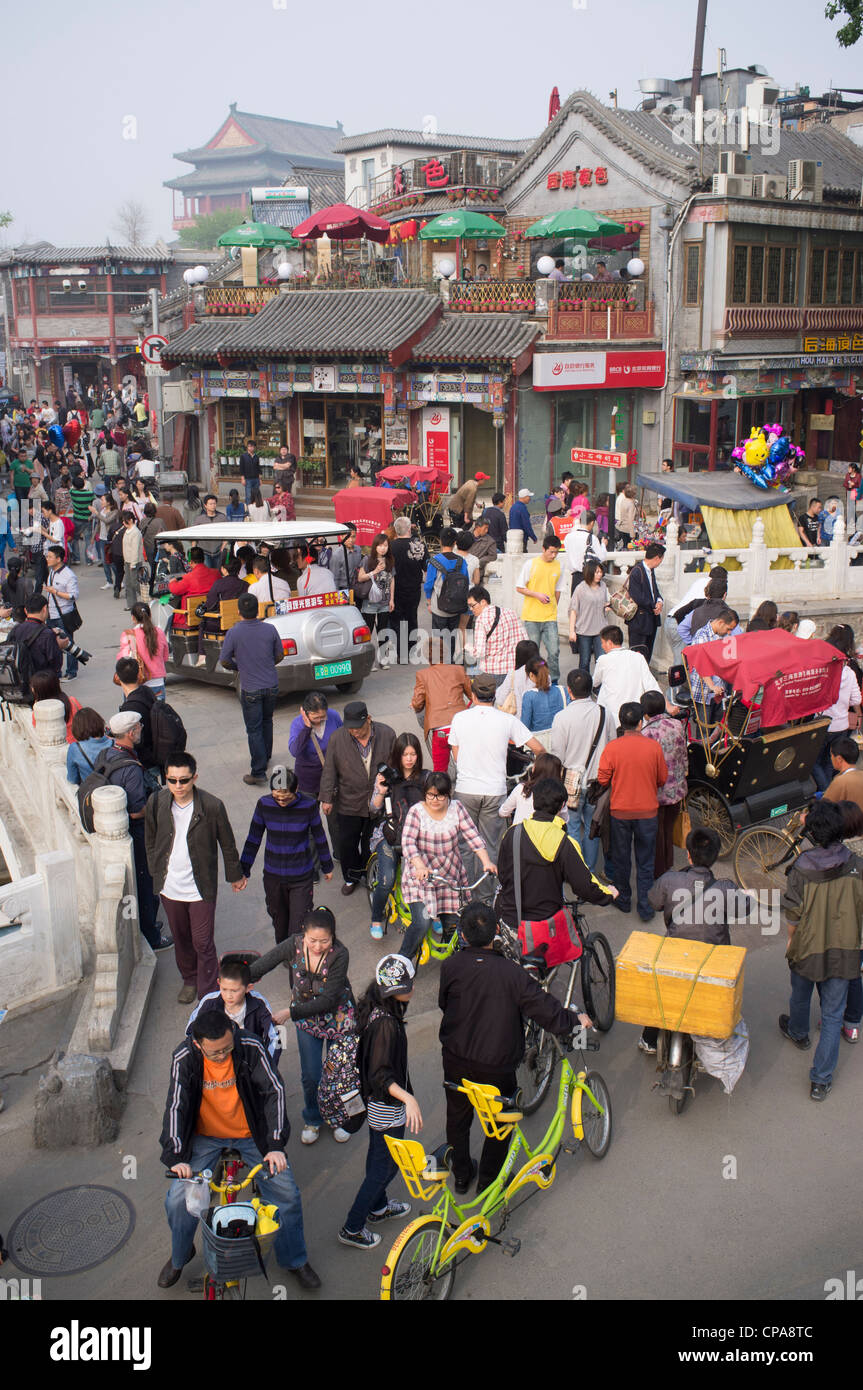 Strada trafficata sul ponte storico accanto a famose località turistiche presso l'Houhai Lake a Beijing in Cina Foto Stock