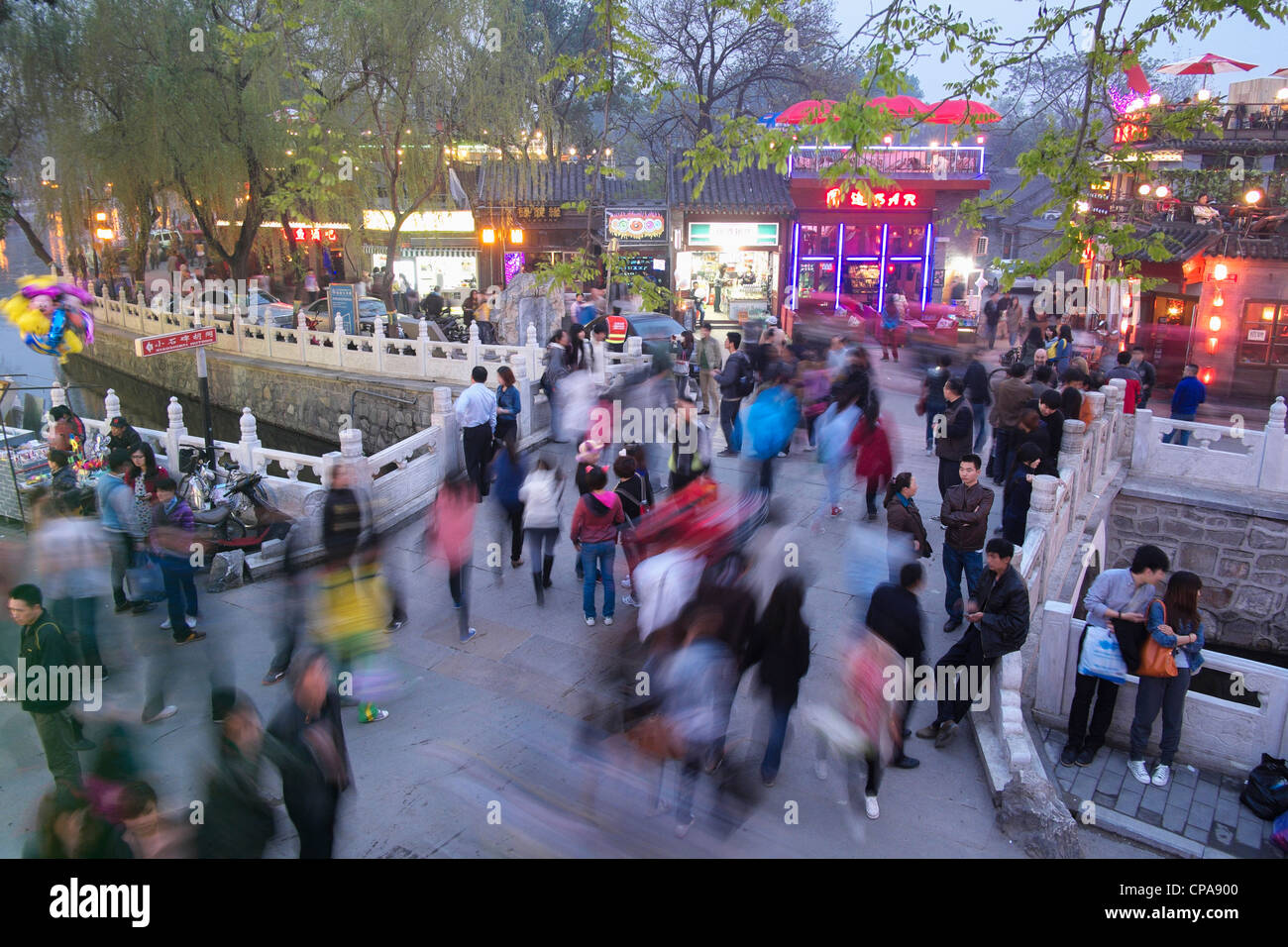 Strada trafficata sul ponte storico accanto a famose località turistiche presso l'Houhai Lake a Beijing in Cina Foto Stock