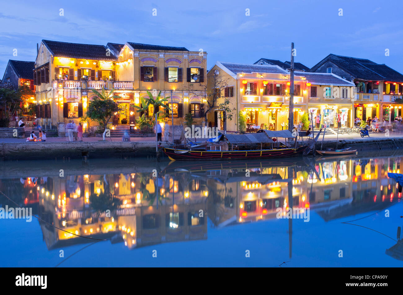 Vista al tramonto della città di Hoi An, patrimonio dell'umanità dell'UNESCO, in Vietnam Foto Stock