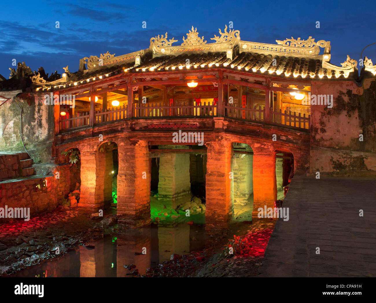 Vista notturna illuminata dello storico ponte coperto giapponese nella città di Hoi An, patrimonio dell'umanità dell'UNESCO, in Vietnam Foto Stock