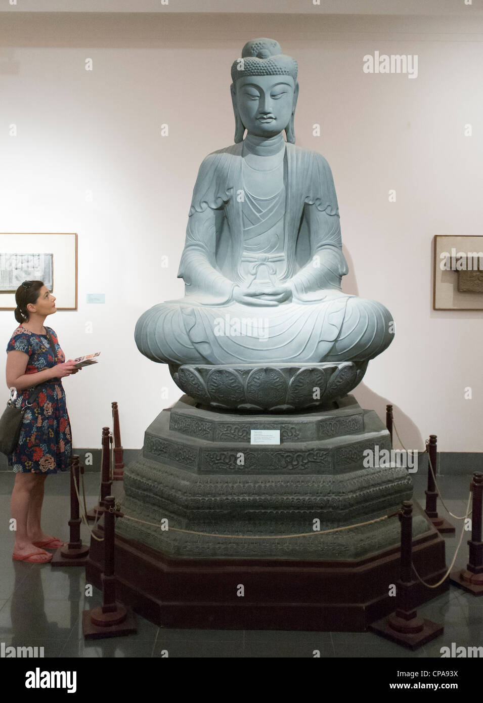 Visitatore guardando alla statua del Buddha in Vietnam il Museo delle Belle Arti di Hanoi Foto Stock