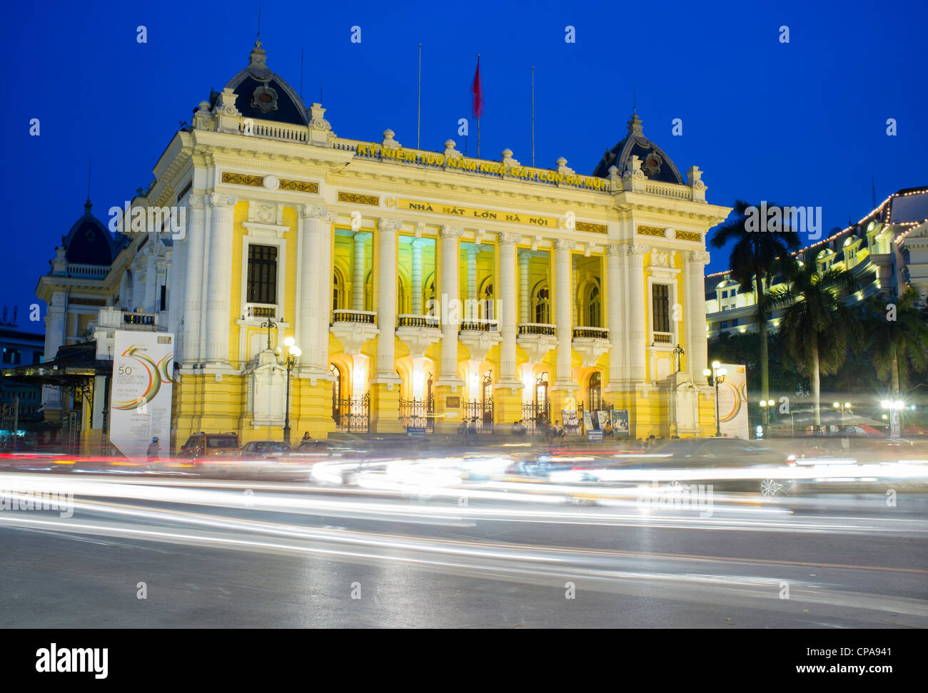 Vista notturna di Hanoi Opera House con il traffico Vietnam Foto Stock
