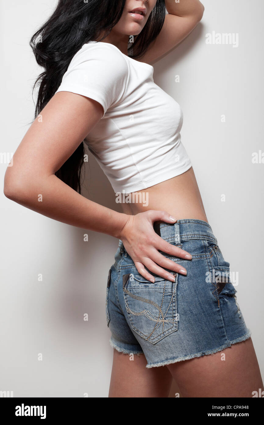 Moda colpo di modello di donna indossa pantaloncini denim Foto Stock