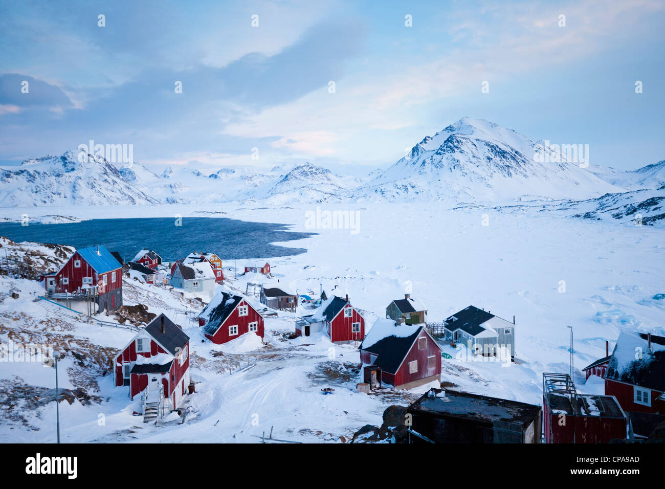 Piccolo villaggio della Groenlandia di Kulusuk in una scena invernale Foto Stock