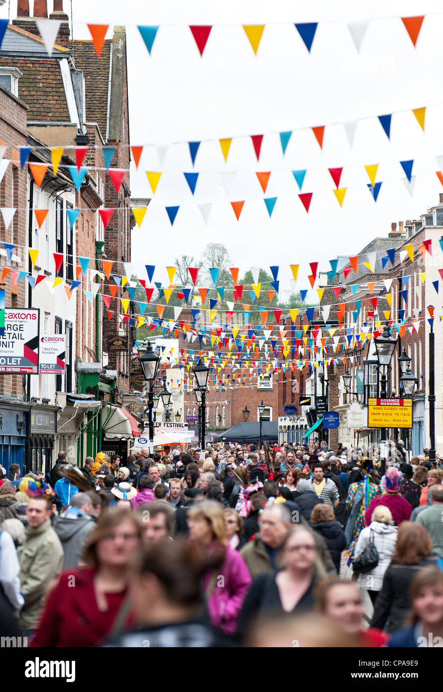 Rochester High Street durante il Sweep Festival a Kent. Foto Stock