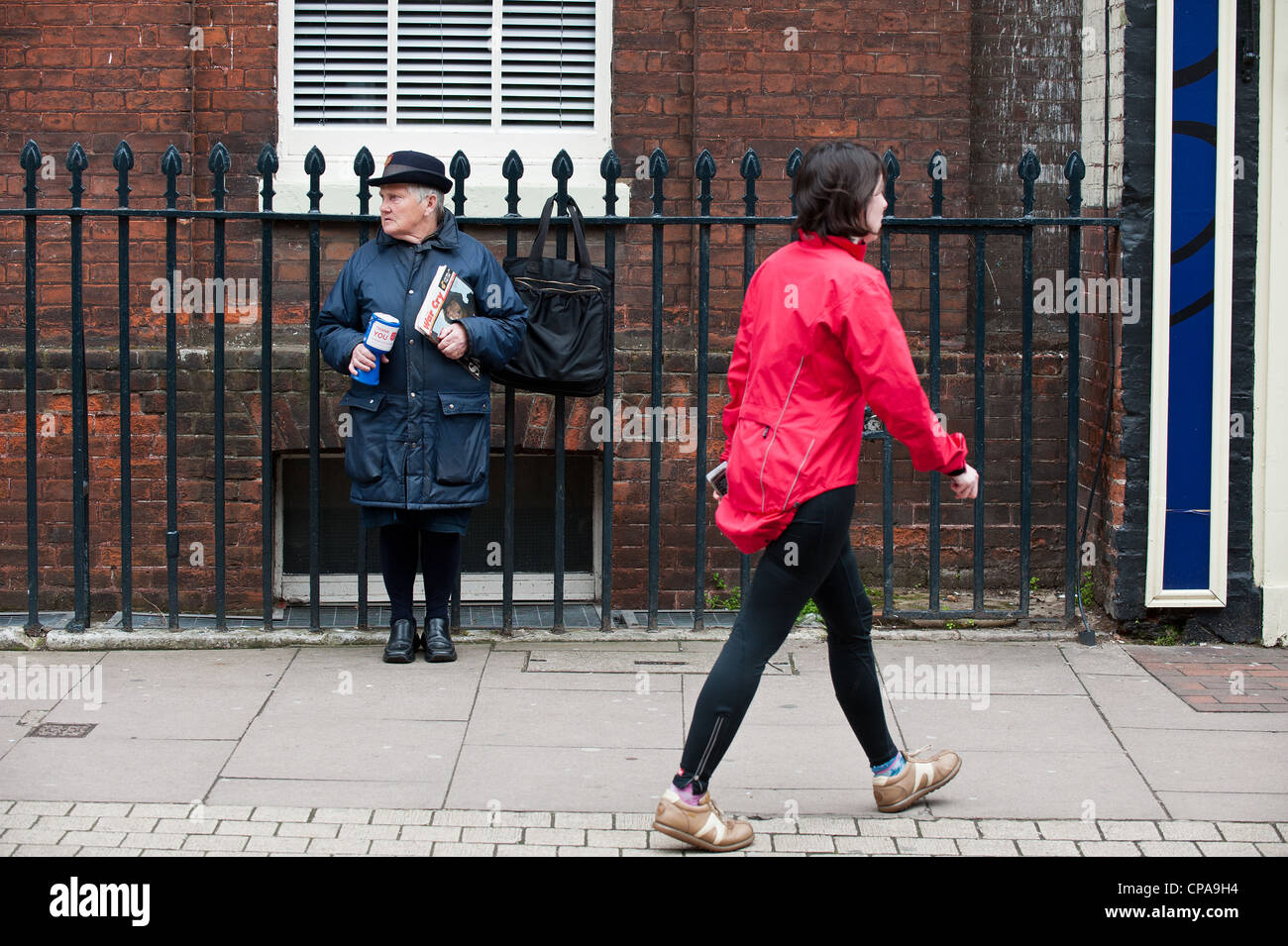 Una donna per raccogliere per l'Esercito della Salvezza Foto Stock