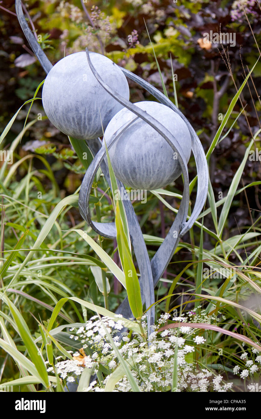 Sfera in acciaio giardino scultura, England, Regno Unito Foto Stock