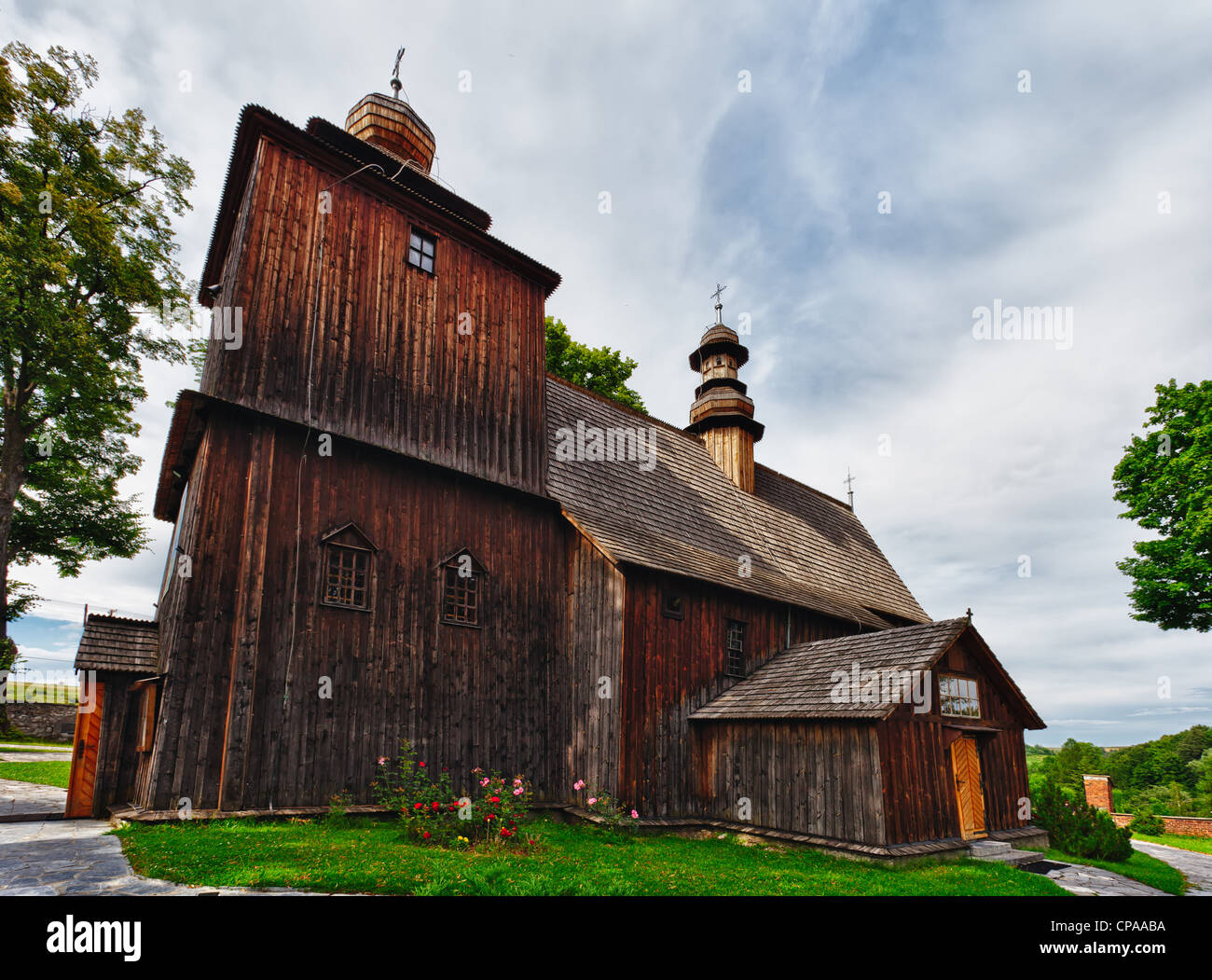 La vecchia chiesa di legno di larice in Rabka, una cittadina a 60 km a sud di Cracovia in Polonia Foto Stock