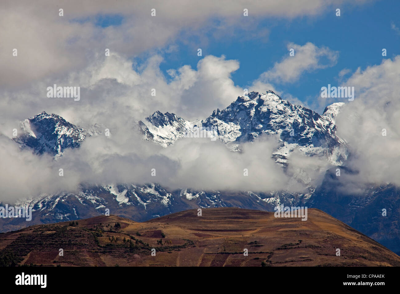 Il Perù con montagne delle Ande paesaggio della Valle Sacra tra Cuzco e Pisac Foto Stock