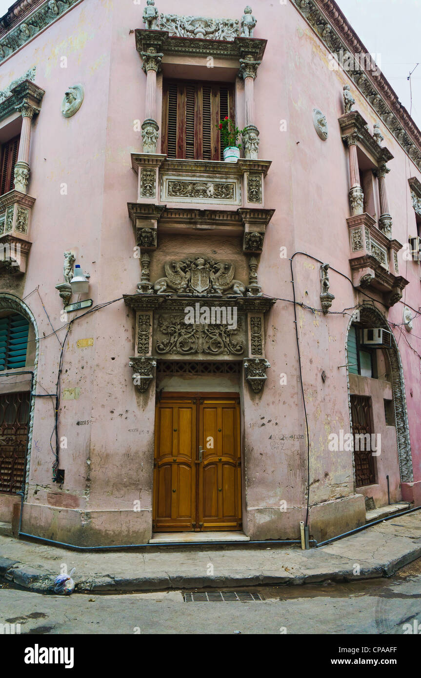 L'Avana, Cuba. Usurati edificio nella città vecchia. Foto Stock