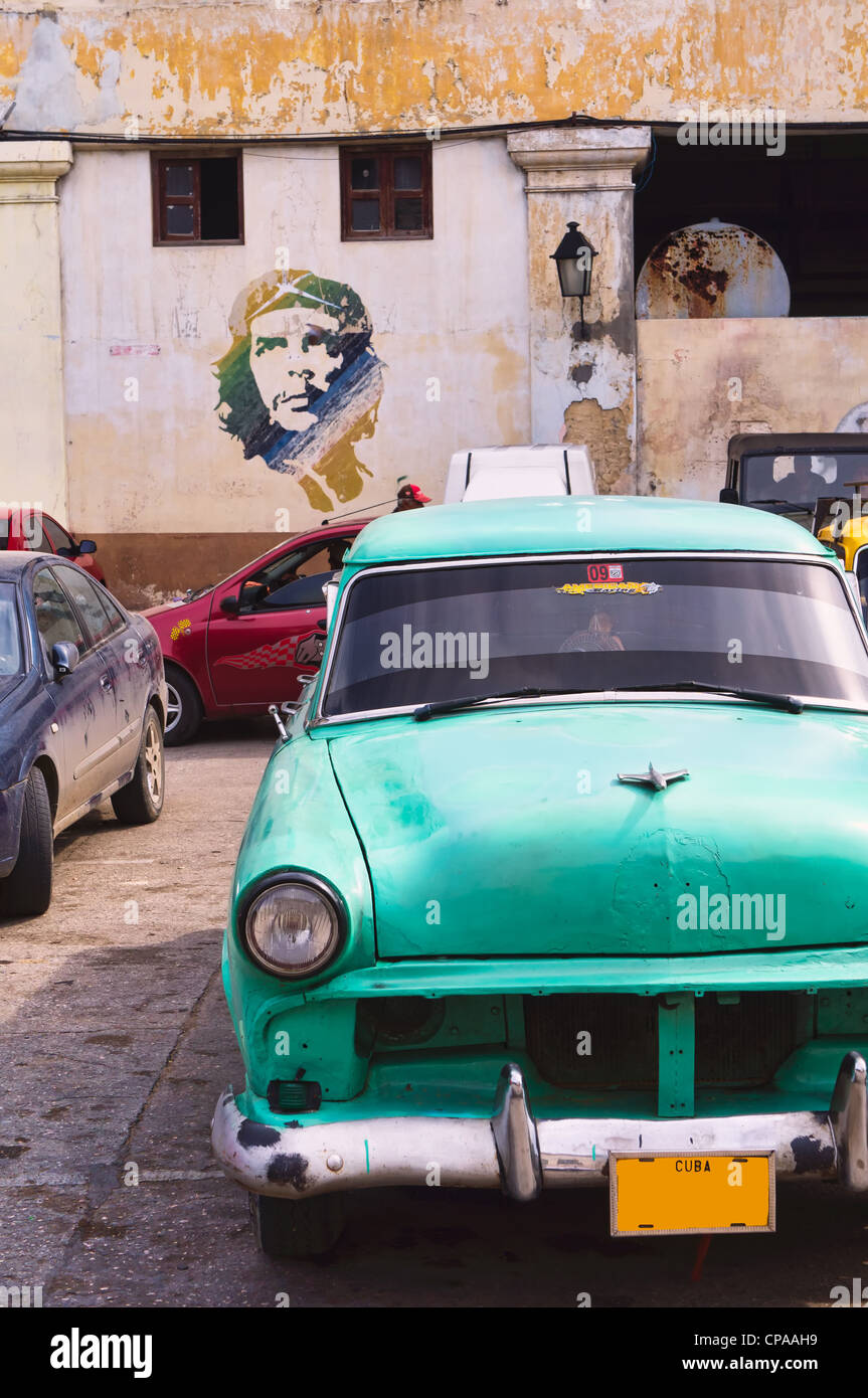 L'Avana, Cuba. Scena di strada con la vecchia auto e usurate edifici. Foto Stock