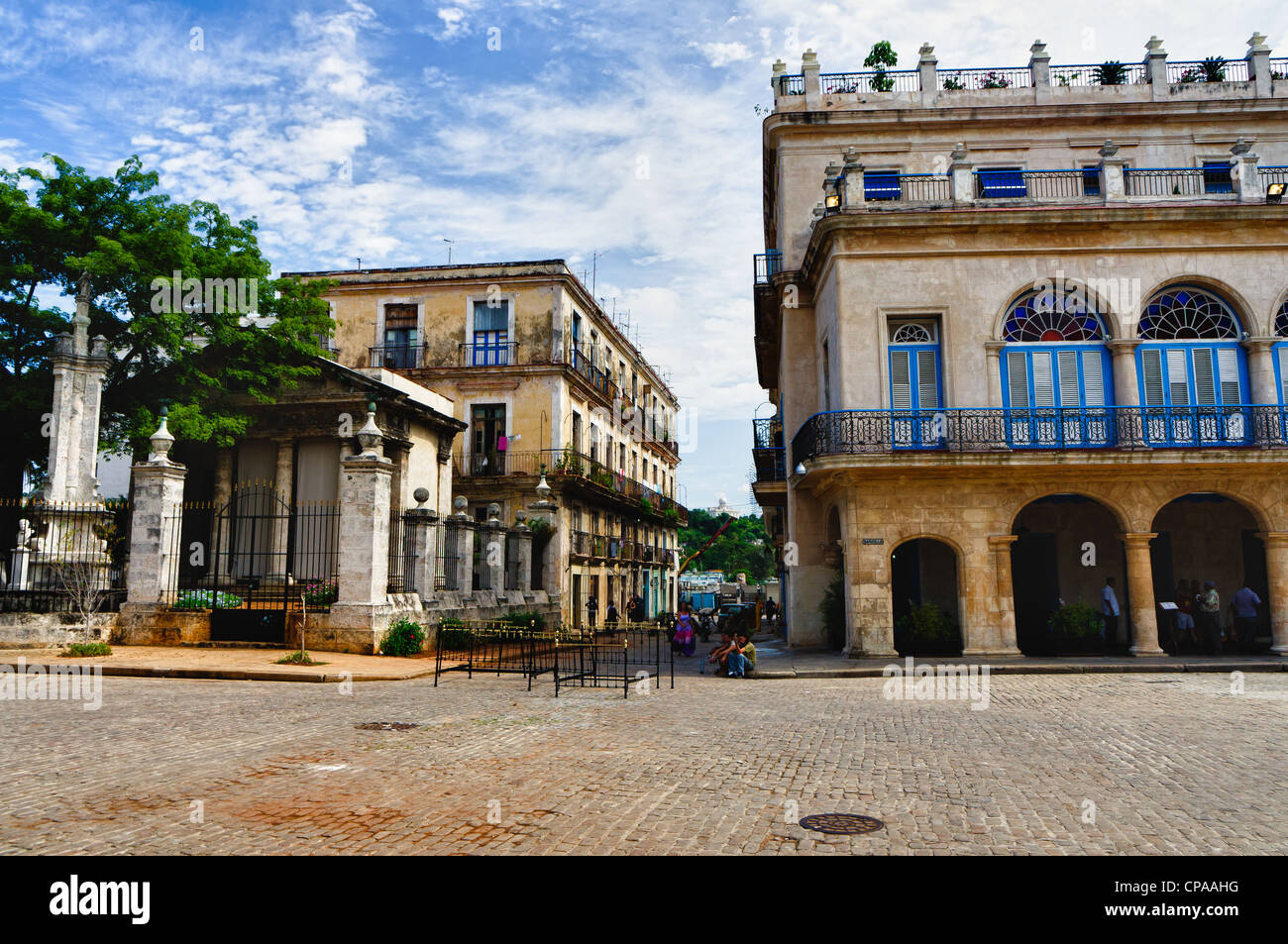 L'Avana, Cuba. Scena di strada con usurati edifici. Foto Stock