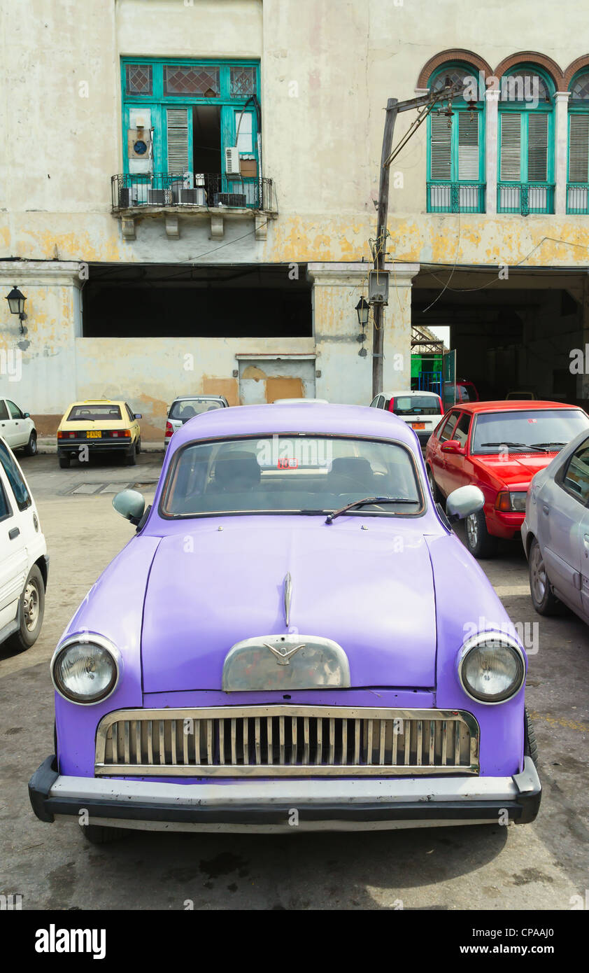 L'Avana, Cuba. Scena di strada con la vecchia auto e usurate edifici. Foto Stock