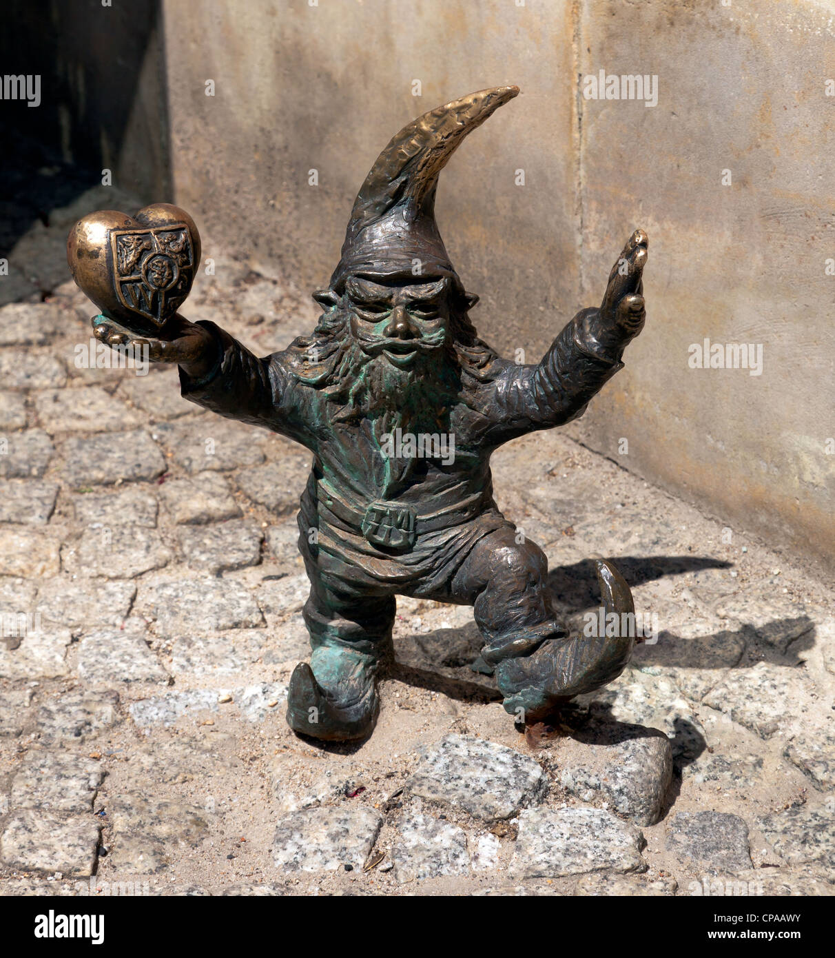 Queste piccole sculture in bronzo di fiaba gli gnomi sono lontani dal turismo icone che essi prima sembrano essere. Foto Stock