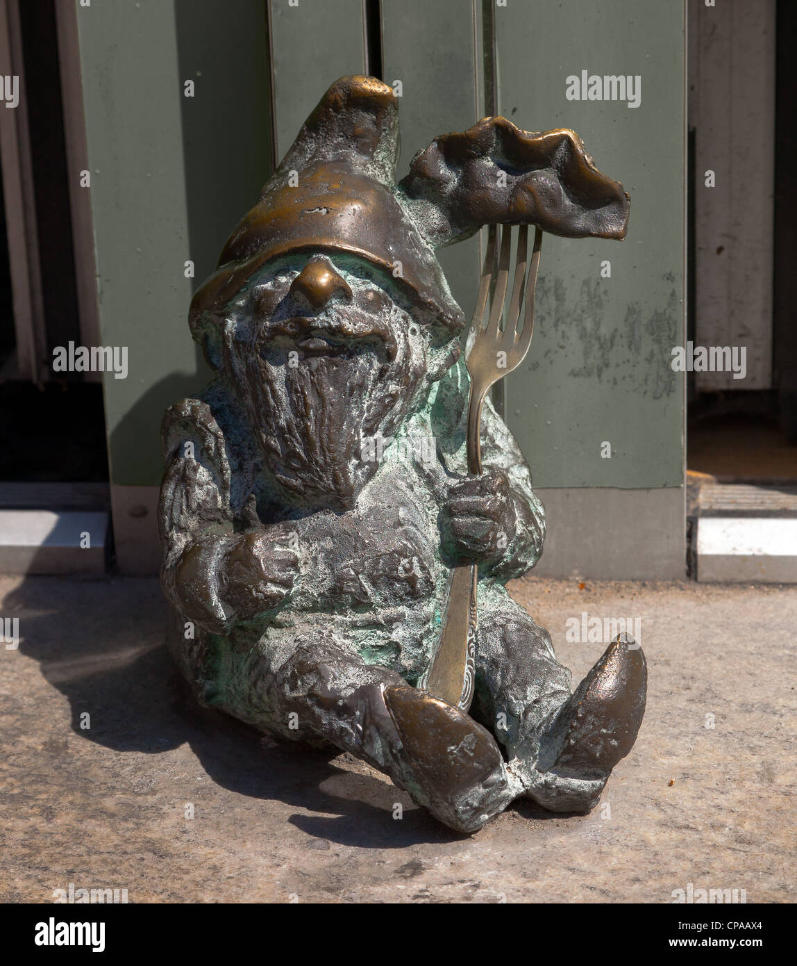 Queste piccole sculture in bronzo di fiaba gli gnomi sono lontani dal turismo icone che essi prima sembrano essere. Foto Stock