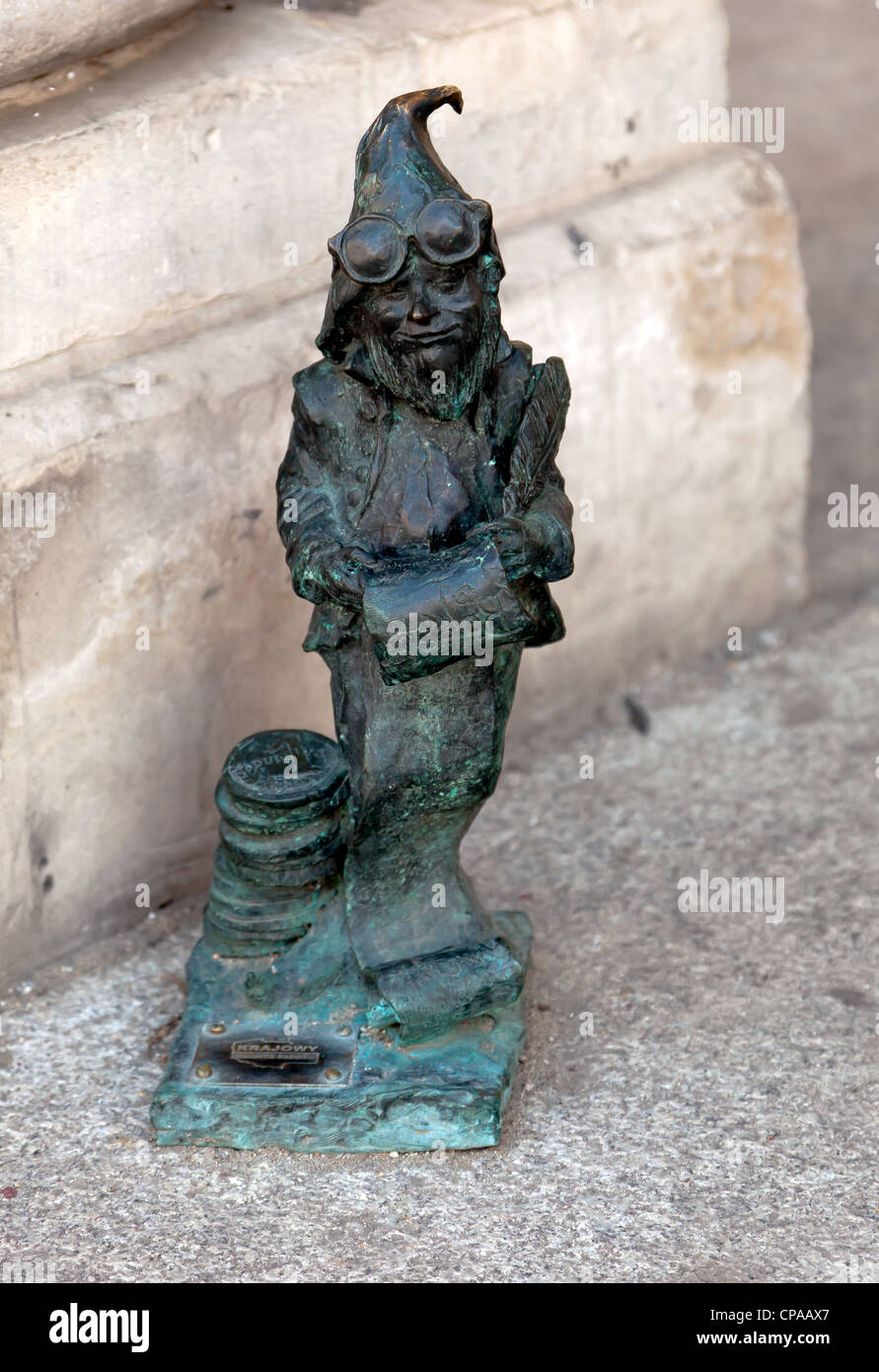 Queste piccole sculture in bronzo di fiaba gli gnomi sono lontani dal turismo icone che essi prima sembrano essere. Foto Stock